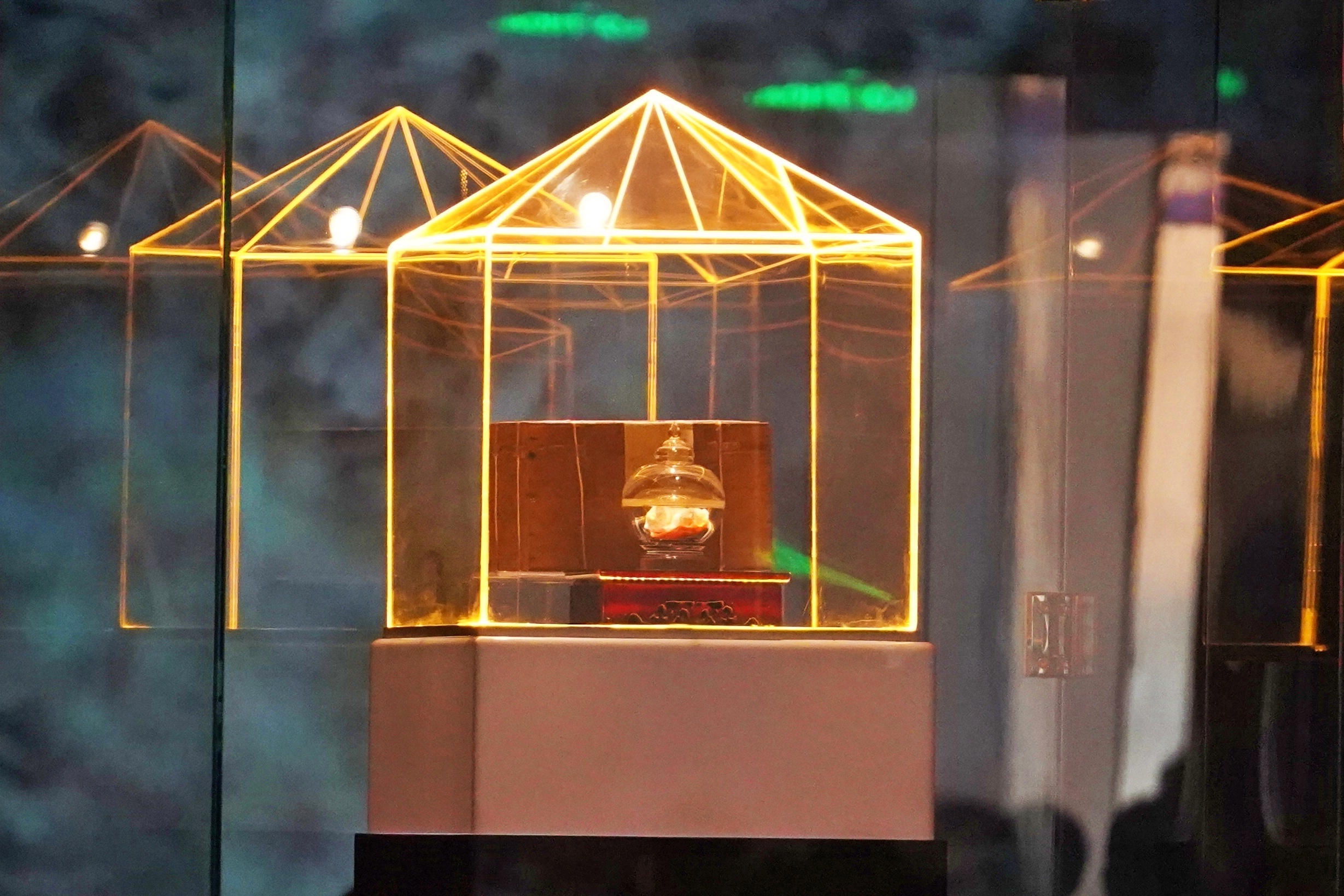 Cận cảnh Xá lợi trái tim Bồ tát Thích Quảng Đức