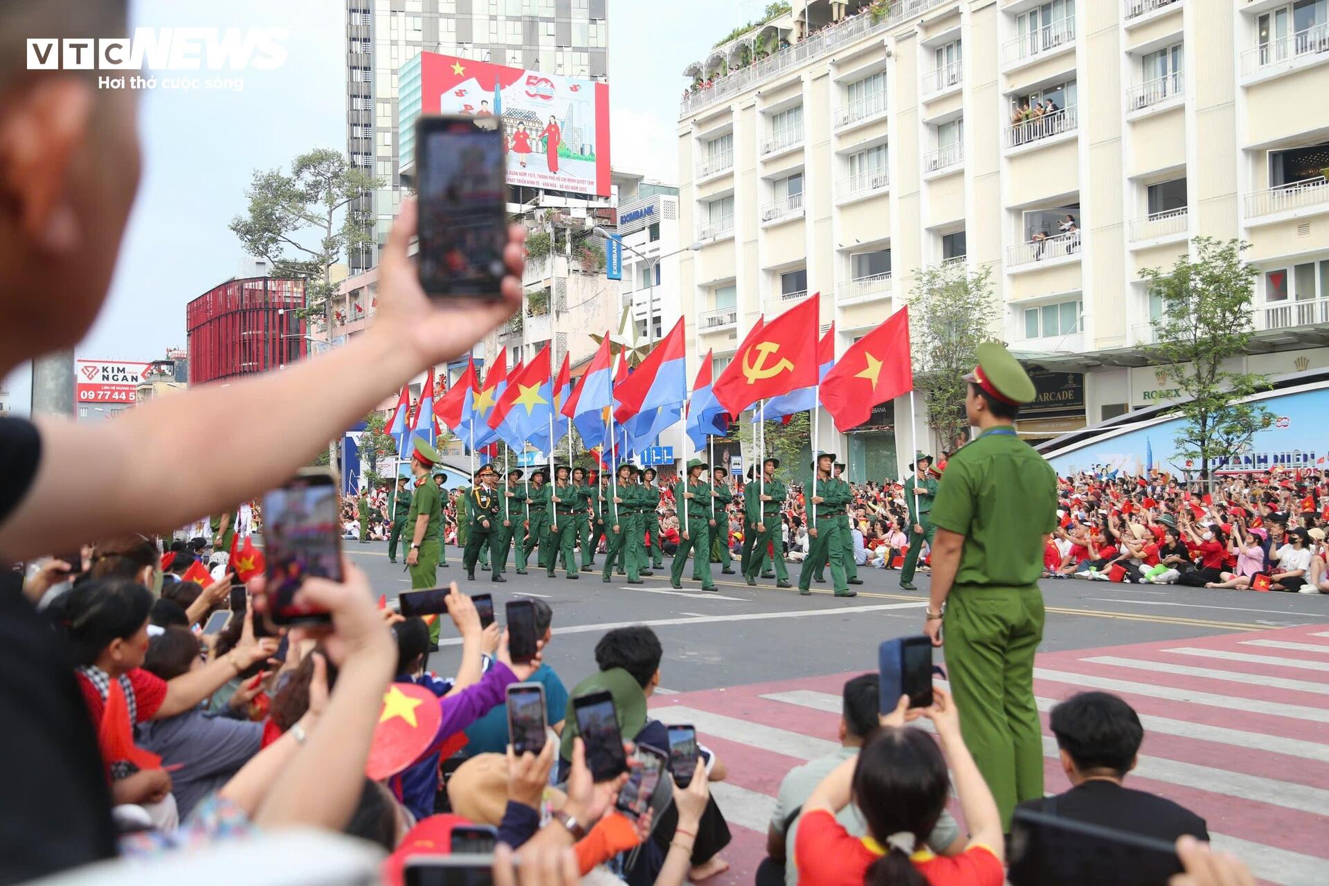 Toàn cảnh lễ diễu binh uy nghiêm, hùng tráng mừng đại lễ 30/4 - 30