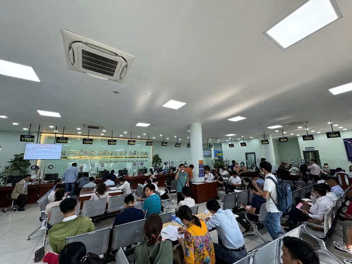 Người dân TP Thủ Đức tranh thủ làm hồ sơ mua bán nhà đất những ngày đầu tháng 8, nhưng nhiều hồ sơ đến nay chưa được giải quyết. (Ảnh: TH)