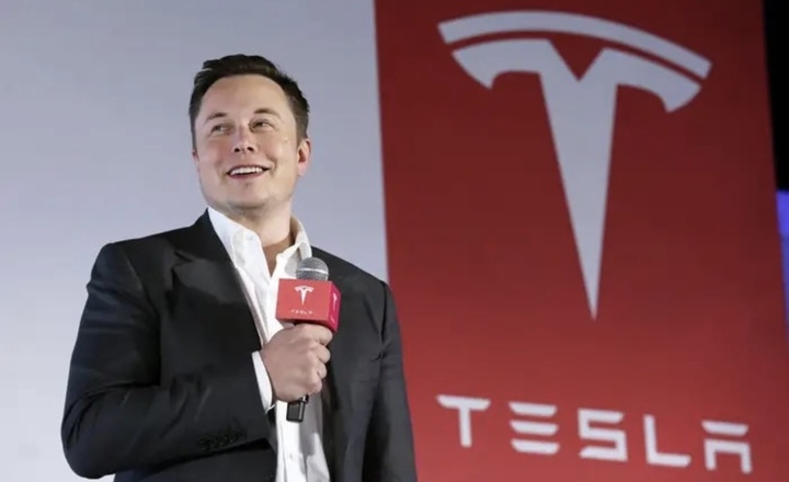 Elon Musk bất ngờ khen tính năng trợ thính trên tai nghe AirPods Pro 2. (Ảnh: SCMP)