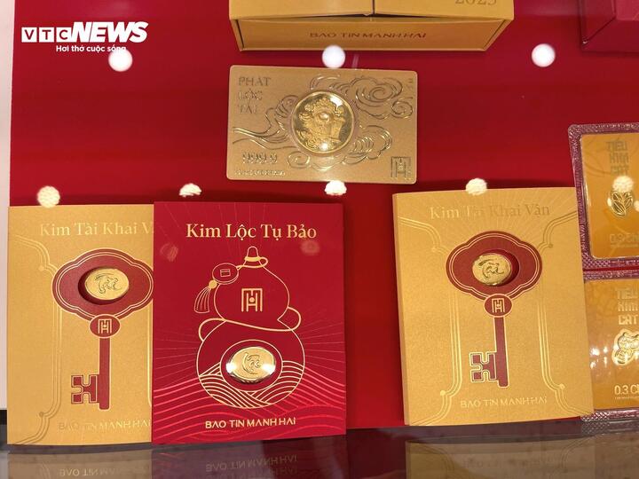 Không chỉ trang trí ở bên ngoài mà bên trong các cửa hàng cũng đã trưng bày những sản phẩm chỉ dành cho ngày vía Thần Tài.