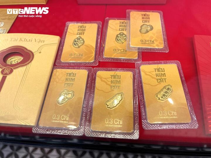 Để thu hút nhiều khách, đơn vị này còn bán những sản phẩm vàng Thần Tài có trọng lượng chỉ từ 0,3 chỉ, giúp ai cũng có thể dễ dàng tiếp cận.