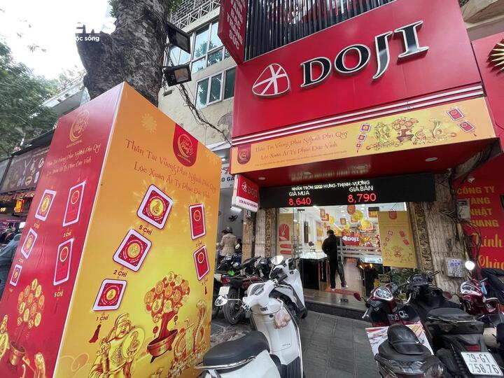 ... trong đó giới thiệu các sản phẩm vàng ép vỉ vượng phát nghinh phú quý, lộc xuân Ất Tỵ phúc đức vinh, từ 1 - 5 chỉ.