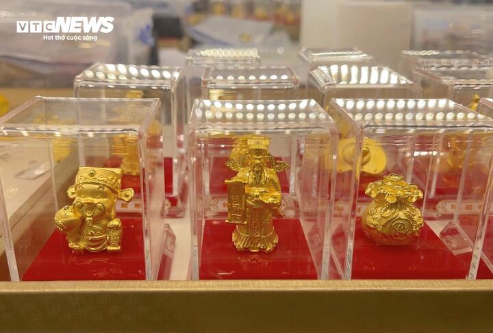 Nhiều mẫu tượng Thần Tài, túi kim tiền...mới lạ, với nhiều kích thước khác nhau giúp người tiêu dùng dễ dàng lựa chọn.