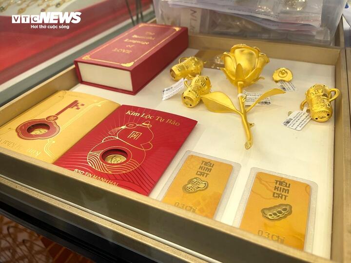 Tại Bảo Tín Mạnh Hải, một số sản phẩm vàng miếng, vàng lá dạng phong bao lì xì, ép vỉ được tung ra thị trường trong dịp này.