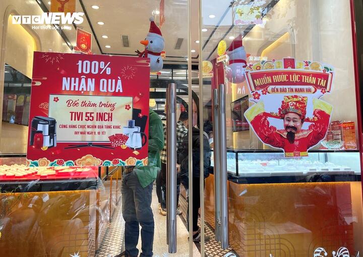 Các chương trình khuyến mại ngày vía Thần Tài cũng đã được áp dụng. Ngay từ bây giờ, khách đến mua vàng tại cửa hàng này sẽ nhận được phiếu bốc thăm để đến dịp vía Thần Tài tham dự bốc thăm trúng thưởng.