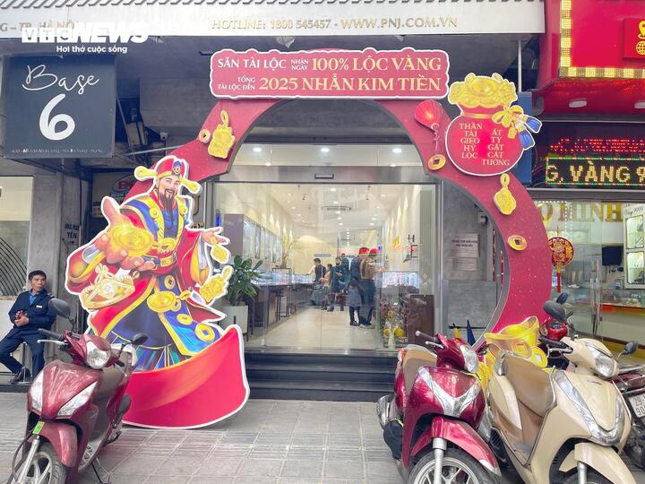 Sáng 23/1 (tức 24 Tết), trong khi người dân tất bật đi mua đồ đón Tết thì không khí lại khá trầm lắng tại các cửa hàng vàng. Tuy vậy, không gian tại đây vẫn được trang hoàng rất lộng lẫy.