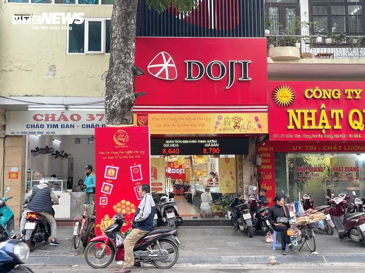 Cửa hàng của Doji trên phố Trần Nhân Tông cũng đã được trang trí với "chủ đề" ngày vía Thần Tài...