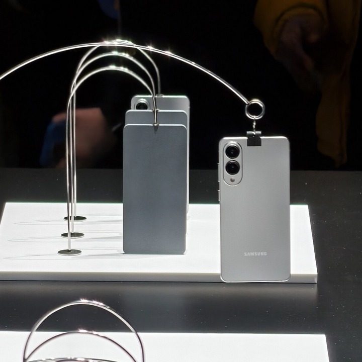 Mặt sau của Galaxy S25 Edge. (Ảnh: @r3dash)