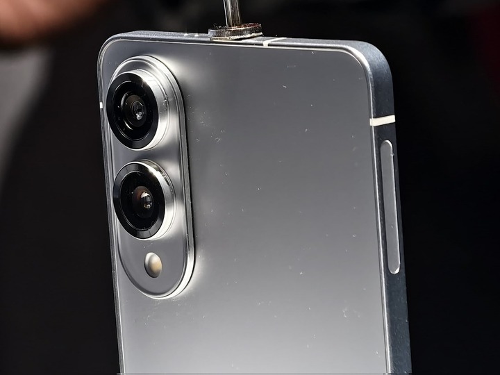 Galaxy S25 Edge xuất hiện bí ẩn, cụm camera đáng chú ý - 2