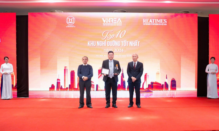 Mr. Nguyen Minh Duc Loc - General Manager of Dream Dragon Resort Hotel - was honored to receive the award.