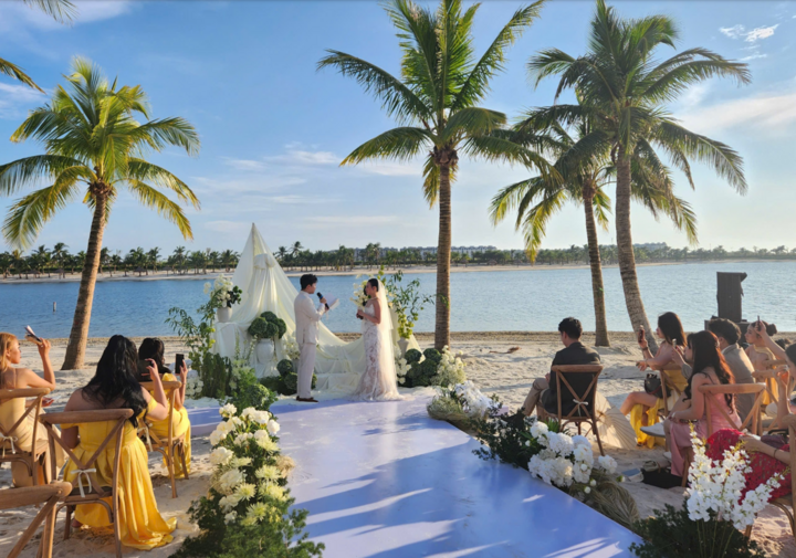 Romantic wedding party space on the private beach of Dream Dragon Resort Hotel. (Source: Dream Dragon Resort)