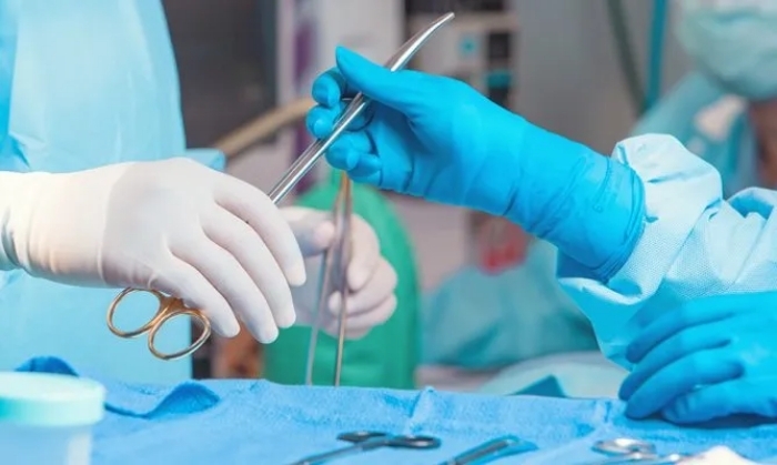 Tóc cuốn vào dây curoa, người phụ nữ tróc hết da đầu