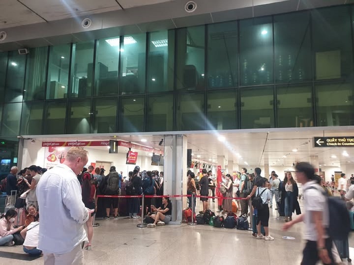 Vì sao hàng loạt chuyến bay vừa bị hủy, hoãn kéo dài?