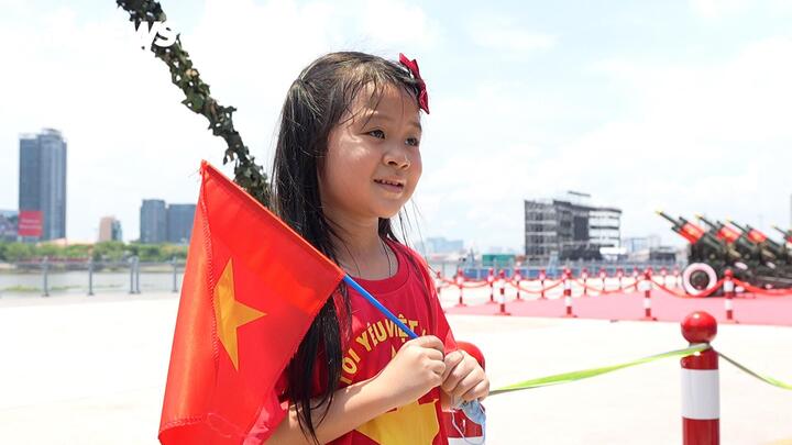 Các em bé luôn là những thành viên sáng nhất của dòng người như vậy.