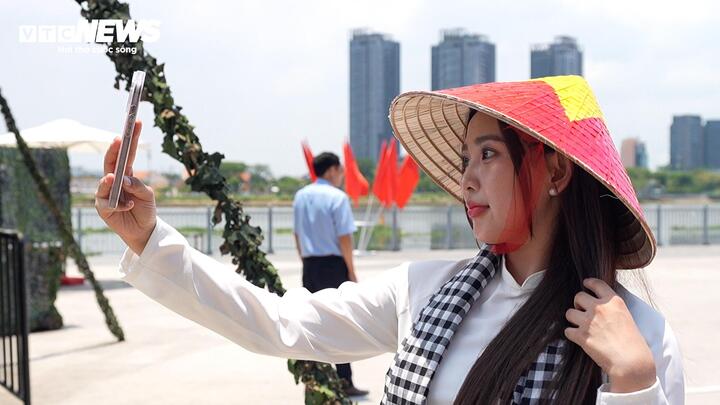 Các cô gái trẻ tranh thủ lưu lại những khoảnh khắc đáng nhớ.
