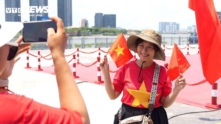 Hình ảnh quen thuộc những ngày này ở TP.HCM: Người dân mặc áo đỏ sao vàng, hoà mình vào dòng người hướng tới các sự kiện thể hiện tình yêu đất nước, Tổ quốc.