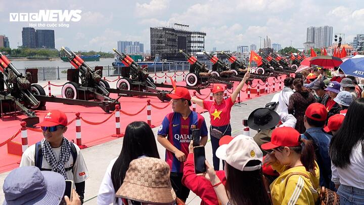 Thời tiết nắng nóng của TP. HCM cũng không ngăn được niềm vui thích của người dân khi ngắm