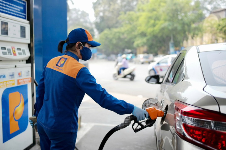 Giá xăng dầu đồng loạt đảo chiều giảm