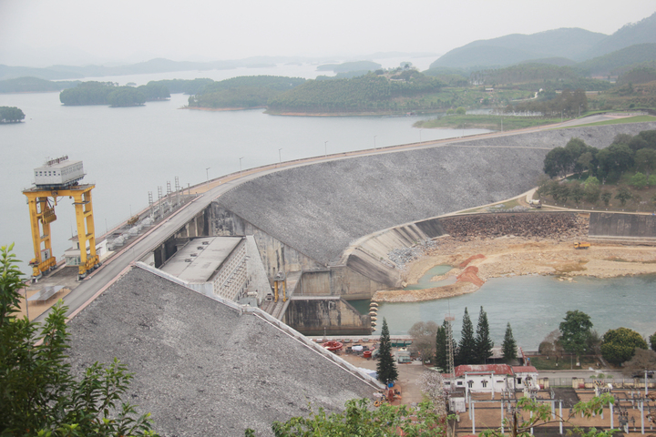 Thủy điện Thác Bà gấp rút sửa lan can gây nguy hiểm cho du khách